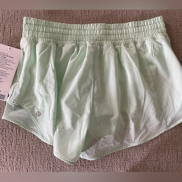 BRAND NEW WITH TAGS LULU SHORTS - Picture 1 of 5